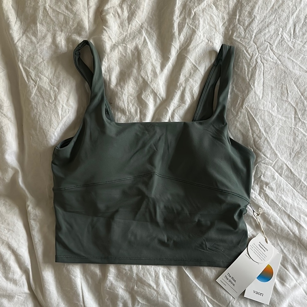 Vuori Green Sports Bra with Wide Straps and Square Neckline